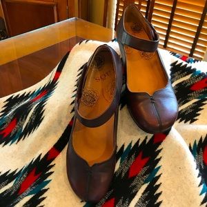 Taos 9.5 red MaryJane UEC shoes